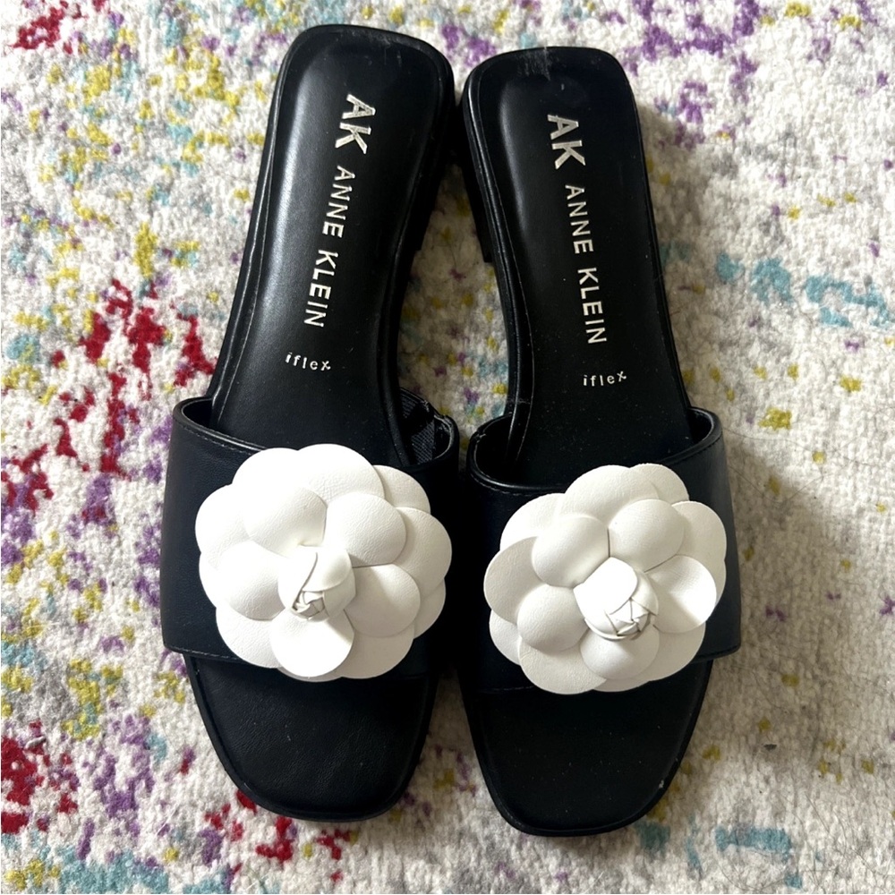 Anne Klein Iflex Black Slide W/ White Flower Accent Women’s Sandal Size 8M